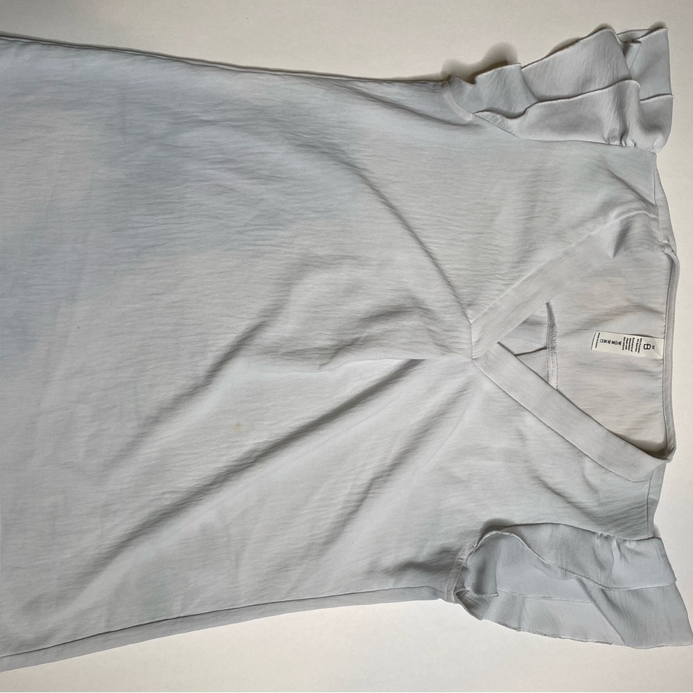 Chic Light Top with Ruffle Sleeves size medium - Picture 9 of 9